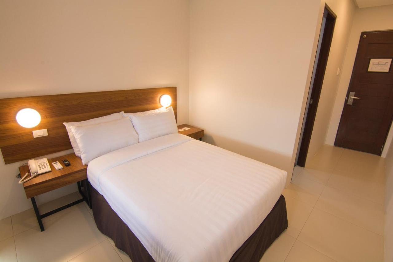 Mango Suites Cauayan Bagian luar foto